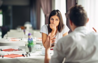 Indecisa tra il mio ragazzo e un altro indecisa tra il mio ragazzo e un altro, indecisione tra due uomini