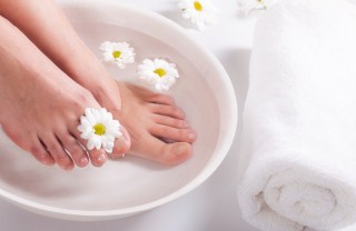Come fare il pediluvio per i piedi gonfi e stanchi pediluvio, piedi gonfi, come farlo