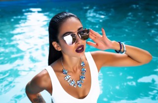 festa in piscina, trucco, donna