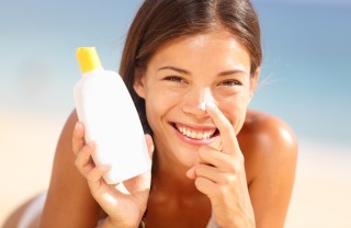 Applicare la crema solare crema solare