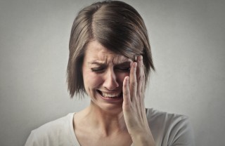 Piangere e mal di testa dolore alla testa