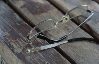 aggiustare asta occhiali, riparare asta occhiali, stanghette occhiali rotte