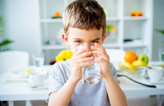 bambino, acqua