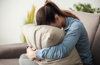 Donna soffre di depressione depressione, cuscino