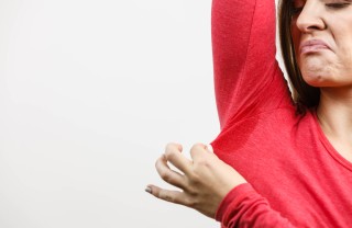 togliere odore sudore, eliminare odore sudore, odore sudore vestiti