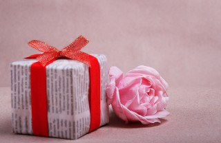 pacchi regalo materiale riciclo