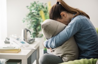 Mi sento triste e piango senza motivo mi sento triste e piango senza motivo, perché mi sento triste, piango senza motivo