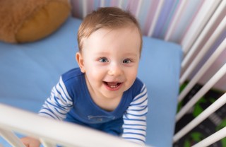bambino nel lettino lettino