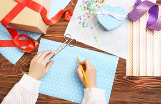 come riciclare carta da regalo, riciclare carta regalo, lavoretti riciclo carta