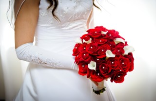bouquet sposa con rose rosse, bouquet sposa con rose, bouquet matrimonio con rose