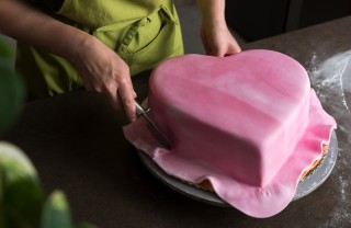 Rivestire una torta a forma di cuore con la pasta di zucchero come rivestire torta con pasta di zucchero, torta a forma di cuore, rivestire torta a forma di cuore