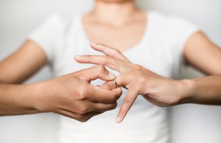 Come togliere un anello stretto dal dito come togliere un anello stretto dal dito, cosa fare per togliere un anello stretto
