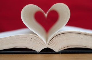 cosa regalare a chi ama leggere, idee regalo per chi ama leggere, regali per lettori