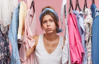 Cosa buttare quando fai il cambio dell'armadio cambio armadio cosa buttare, decluttering armadio, cosa buttare dal guardaroba