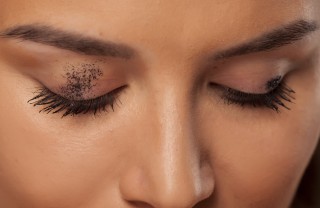 macchie di mascara, trucco, correzione