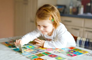 Bambina che gioca a memory gioco memory da stampare, carte gioco memory da stampare, gioco memory da scaricare