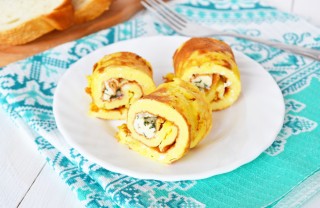 Rotolo di frittata farcito freddo, tagliato a fettine rotolo frittata farcito freddo, rotolo frittata, frittata arrotolata