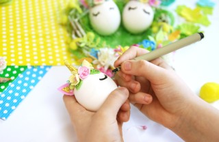 decorare uova pasqua con bambini, decorare uova pasqua, lavoretti pasquali