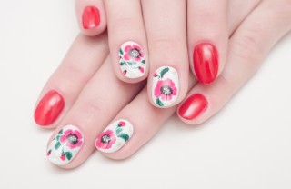 nail art, fiori stilizzati, decorazioni unghie