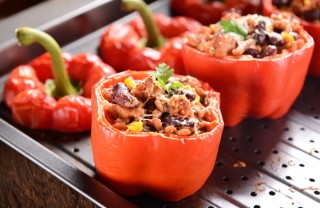 Come si fanno i peperoni al forno con tonno e olive peperoni al forno, tonno, olive