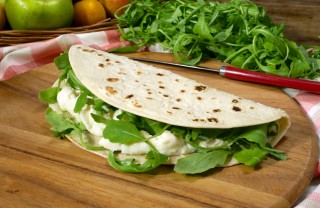 piadina con rucola e formaggio piadina con rucola e formaggio