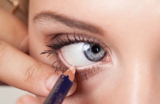 matita bianca, come usarla, ingrandire lo sguardo