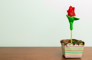 come fare una rosa con fragola, tagliare fragole a forma di rosa, fragole decorative