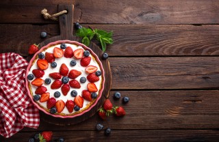 decorazioni fragole torta, torta decorata con fragole