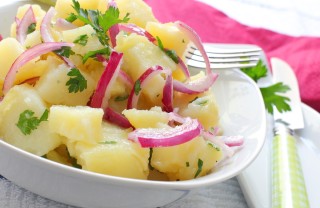 Come si fa l'insalata di patate alla tedesca insalata di patate, ricetta tedesca, bavarese