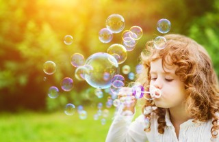 Bolle di sapone fai da te, due ricette bolle di sapone fai da te