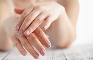 Come prevenire il problema delle mani spellate e secche mani cute secca
