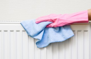 come togliere macchie termosifoni, come togliere macchie caloriferi, pulire termosifoni 
