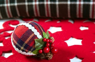 Pallina di Natale decorata con la stoffa palline natale fai da te polistirolo decoupage stoffa, palline natale polistirolo, palline polistirolo decoupage, palline polistirolo stoffa
