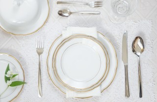 apparecchiare tavola, regole galateo, piatti e posate
