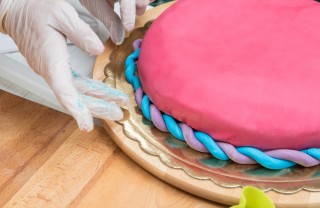 Lavorazione pasta di zucchero come attaccare pasta zucchero, come incollare pasta zucchero