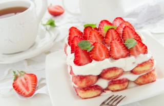 La ricetta del tiamisù fragole e cioccolato bianco tiramisu, fragole, cioccolato
