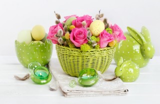 centrotavola di Pasqua, fai da te, fiori e uova