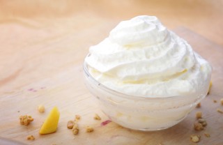 come montare panna a mano senza frusta, come montare panna a mano, come montare panna senza frusta