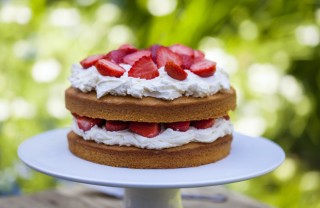 La torta con crema pasticcera e fragole per la mamma festa della mamma, torta alla crema, fragole e panna