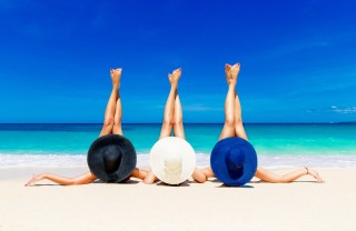 Donne che si abbronzano abbronzarsi senza segni, abbronzatura senza segni