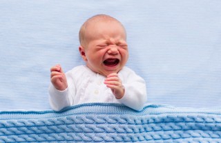 Neonato piange Neonato piange