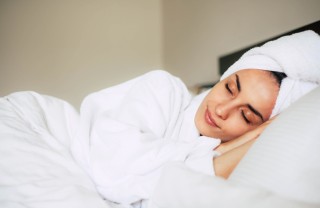 Dormire con i capelli bagnati