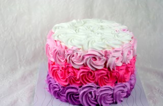 torte decorate panna colorata, decorazioni torte panna montata