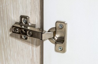 La cerniera come aggiustare cerniera porta, come aggiustare cerniera, come riparare cerniera porta
