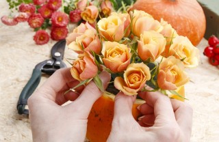 come decorare zucca fiori, decorare zucca