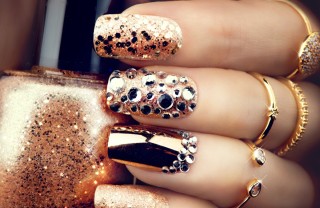 nail art luminose, brillantini e strass, decorazione unghie