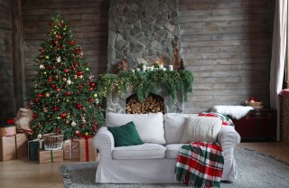 come decorare camino Natale, decorazioni camino natale