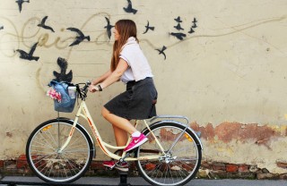 Donna in bici