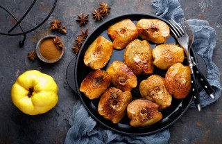 Le mele cotogne al forno con zucchero e cannella mele cotogne, forno, zucchero e cannella