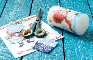 Candela natalizia decorata con il decoupage candele natalizie fai da te, candele decoupage, candele natale fai da te